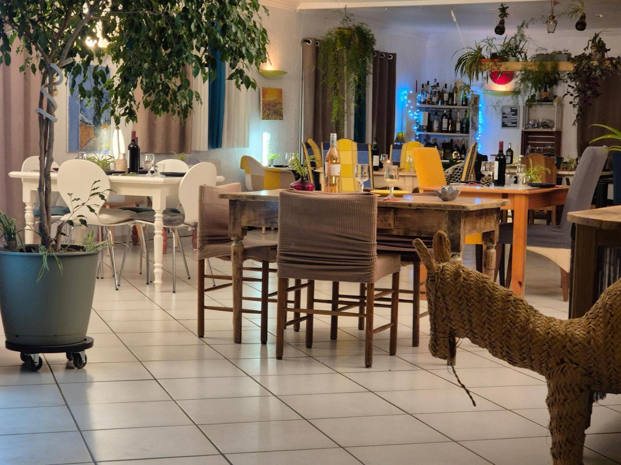 Bel Hotel Restaurant La Gentilhommiere Trebes Bagian luar foto