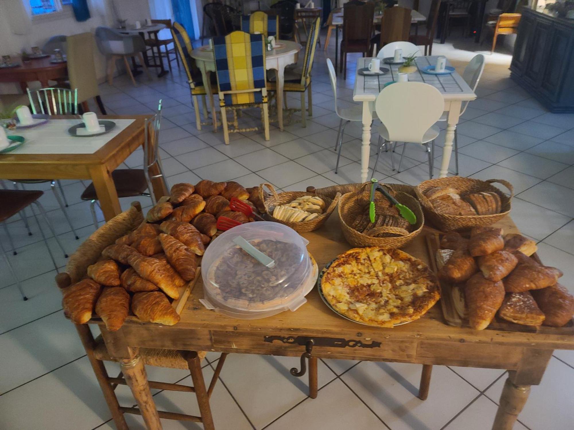Bel Hotel Restaurant La Gentilhommiere Trebes Bagian luar foto